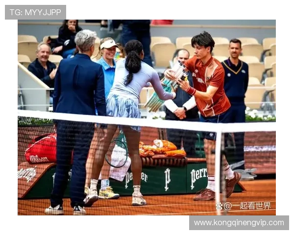 21岁高芙输球暴走怒砸七次球拍 21岁高芙输球暴走怒砸七次球拍